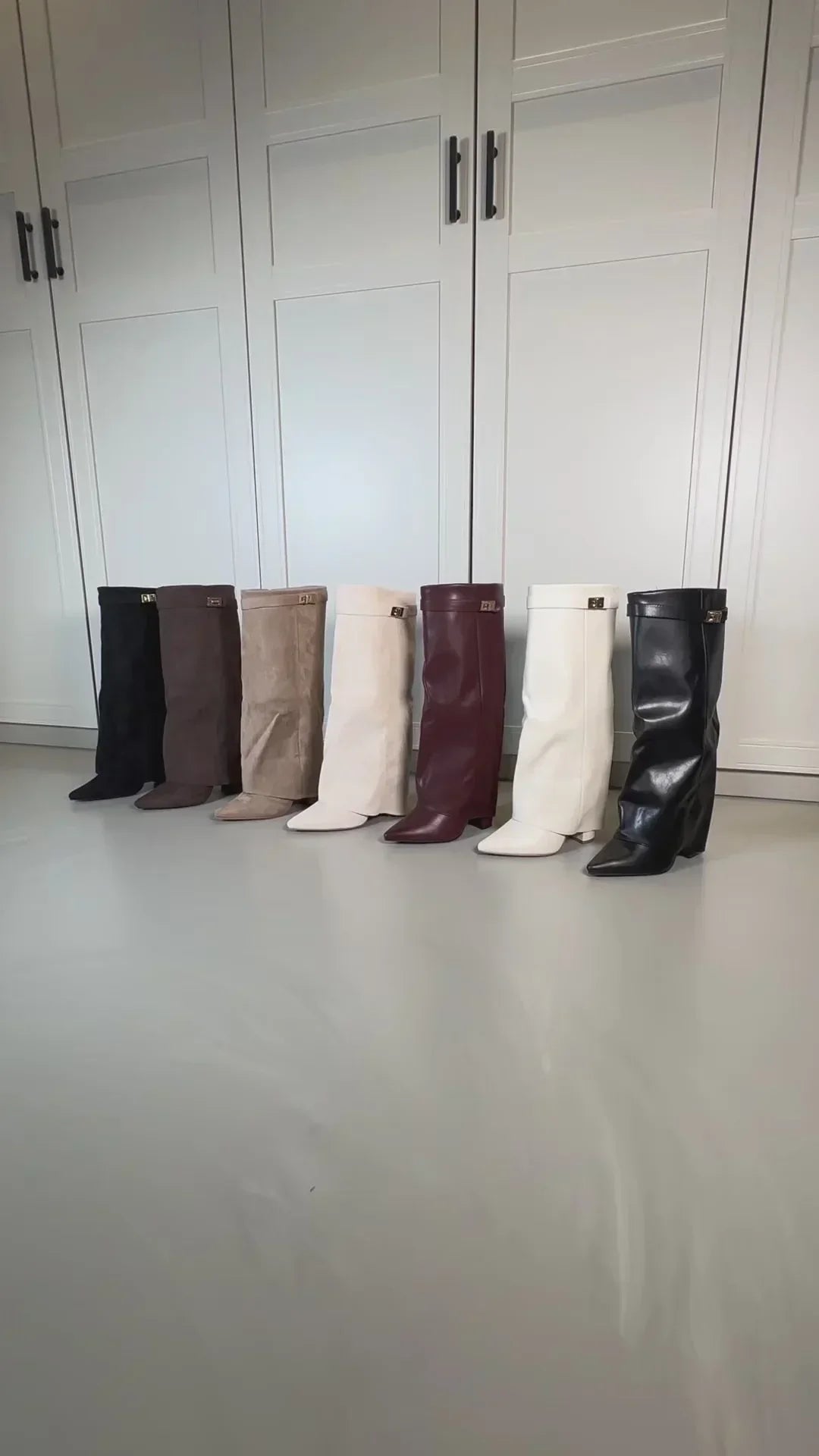 Eleganter Overknee-Stiefel mit Logo-Detail - Bajeni