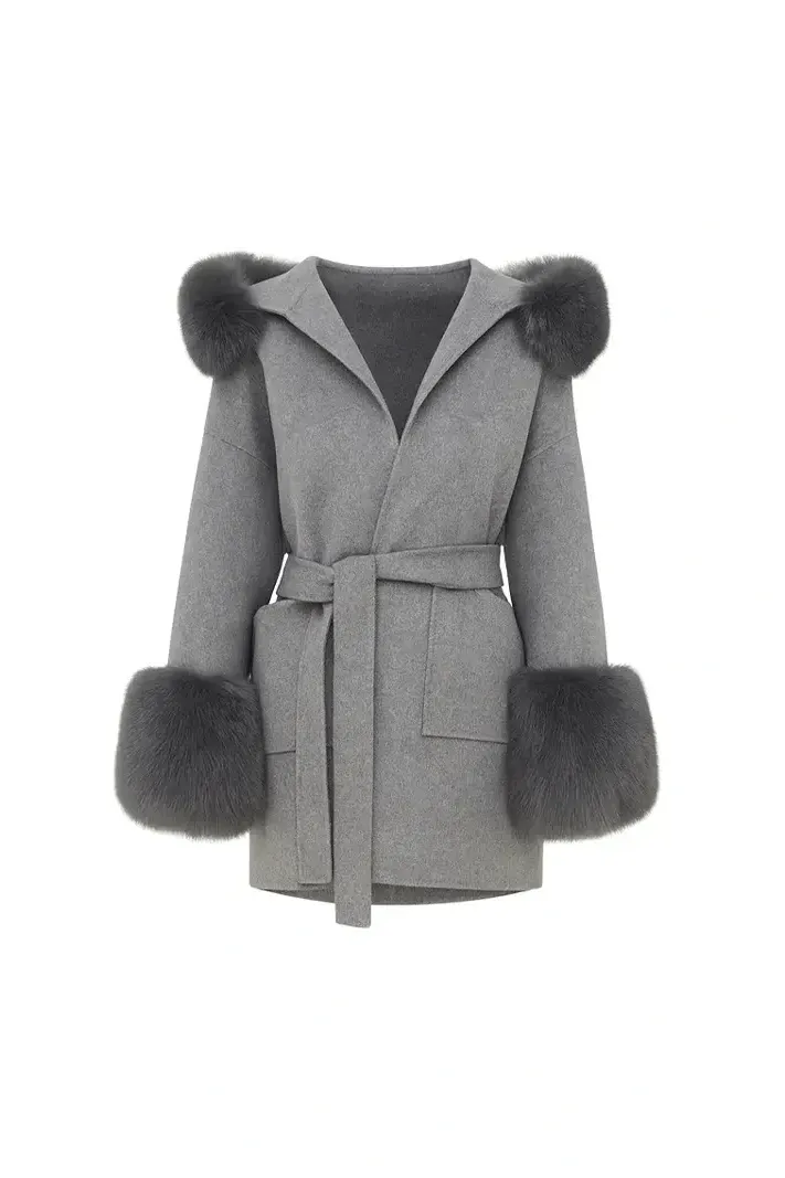 Luxurious fur coat with hood - Bajeni
